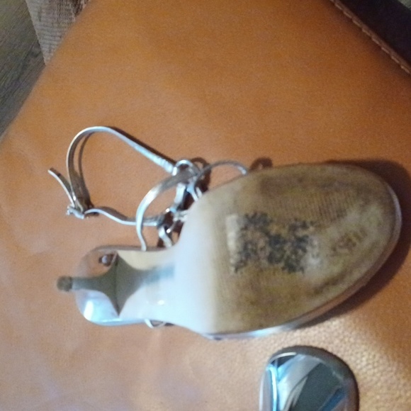 💙🌺Guess Silver Strappy Heeled Sandals - Picture 7 of 15